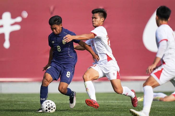 U23 Việt Nam (áo trắng) không thể làm khó U23 Thái Lan - Ảnh: CHANGSUEK