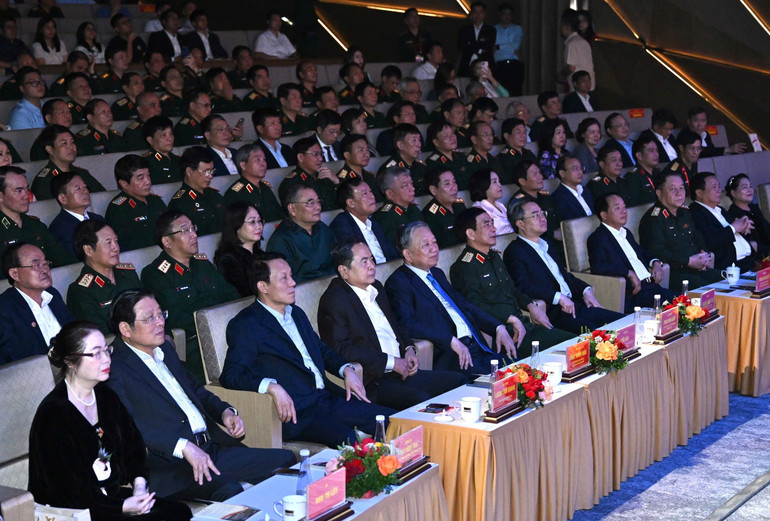 Tổng Bí thư Tô Lâm; Chủ tịch Quốc hội Trần Thanh Mẫn cùng các đồng chí lãnh đạo Đảng, Nhà nước dự chương trình nghệ thuật Thanh âm dưới ánh Mặt trời.