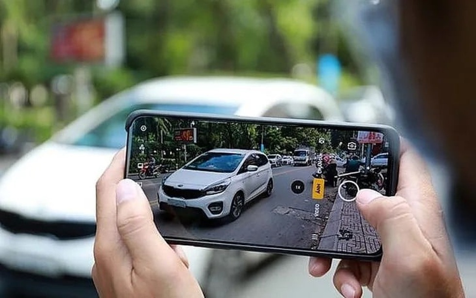 Kể từ ngày 1/4, người dân có thể ghi hình các hành vi vi phạm luật giao thông và gửi đến cơ quan có thẩm quyền thông qua VNeID (Ảnh minh họa: TL).