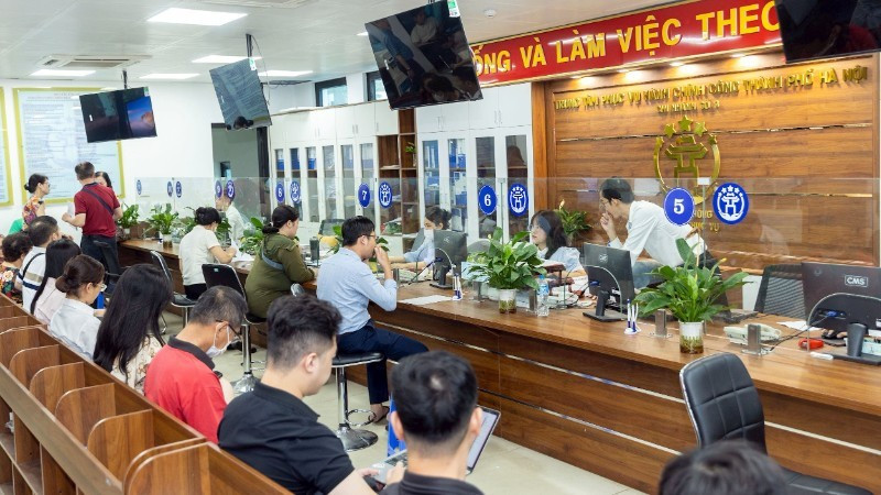 Người dân đến giải quyết thủ tục hành chính tại Trung tâm Phục vụ hành chính công - Chi nhánh số 3 - phường Đống Đa, Hà Nội. (Ảnh: nhandan.vn)