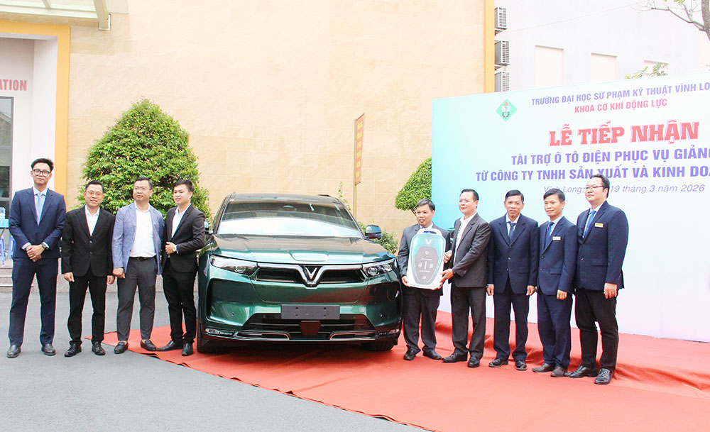 Đại biểu tham quan khu trưng bày phương tiện, thiết bị ô tô điện.