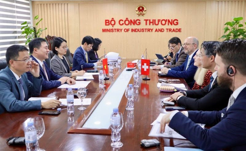 Thứ trưởng Bộ Công thương Nguyễn Sinh Nhật Tân làm việc với bà Helene Budliger Artieda, Quốc vụ khanh phụ trách kinh tế của Thụy Sĩ.