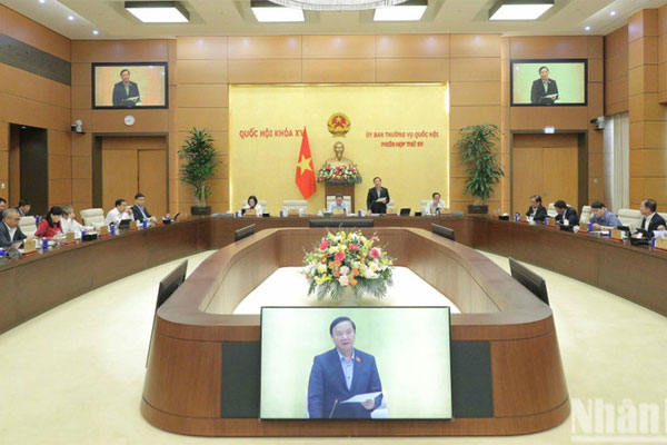 Phó Chủ tịch Quốc hội Nguyễn Khắc Định điều hành nội dung cho ý kiến về dự án Luật sửa đổi, bổ sung một số điều của Luật Công chứng. (Ảnh: DUY LINH)
