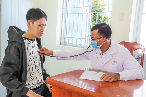 Khám sức khỏe cho thanh niên trong độ tuổi nhập ngũ.

