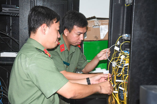 Cán bộ, chiến sĩ Phòng Tham mưu Công an tỉnh kiểm tra hệ thống đường truyền dữ liệu.

