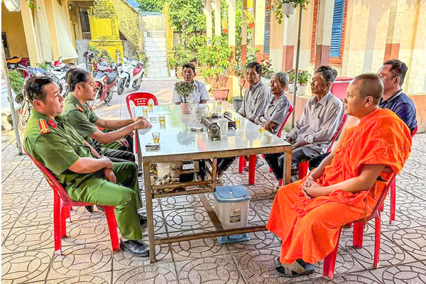 Công tác tuyên truyền trong đồng bào dân tộc Khmer luôn được công an cơ sở tổ chức thường xuyên.

