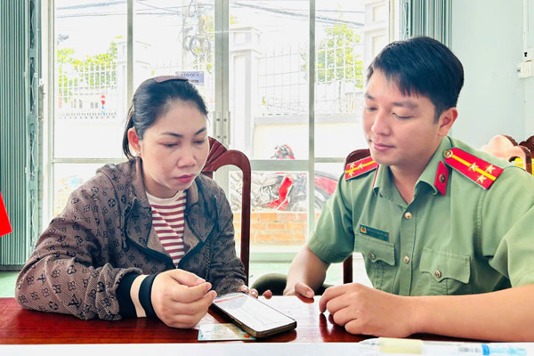Cán bộ, chiến sĩ Phòng Hồ sơ nghiệp vụ Công an tỉnh hướng dẫn người dân thực hiện thủ tục đề nghị cấp phiếu lý lịch tư pháp.

