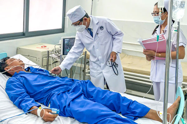 Bác sĩ Ngô Thái Hùng theo dõi tình hình sức khỏe bệnh nhân.

