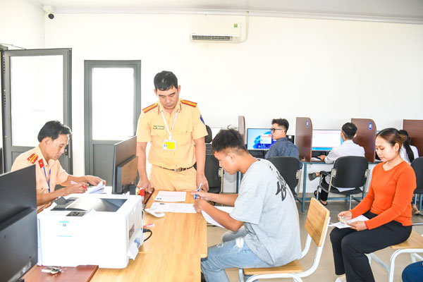 Phòng Cảnh sát giao thông Công an tỉnh phối hợp tổ chức sát hạch giấy phép lái xe mô tô phần thi lý thuyết.

