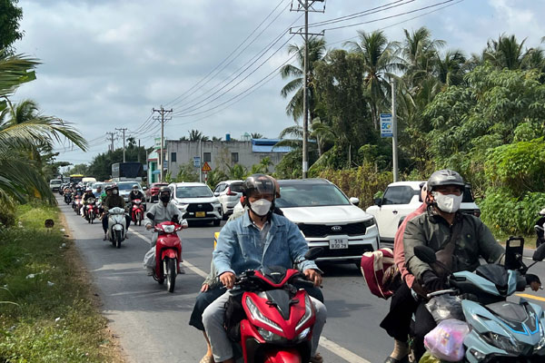 Quốc lộ 60, đoạn từ cầu Cổ Chiên đến cầu Hàm Luông thường xuyên xảy ra ùn tắc kéo dài nhiều giờ.

