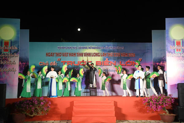 Tiết mục diễn ngâm Nam quốc sơn hà của tác giả Lý Thường Kiệt, do Hoàng Lam và nhóm minh họa thực hiện.

