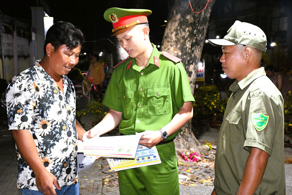 Lực lượng công an tuyên truyền pháp luật cho người dân.

