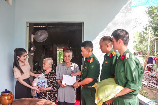 Cán bộ, chiến sĩ Trung đoàn 895 cùng với Xã Đoàn Sơn Đông thăm tặng quà gia đình chính sách.

