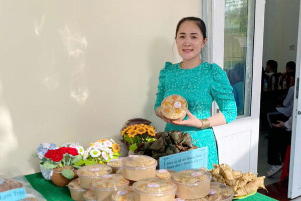 Chị Lê Thị Xuân An cùng sản phẩm bánh bông lan trưng bày tại hoạt động khởi nghiệp của hội LHPN địa phương.

