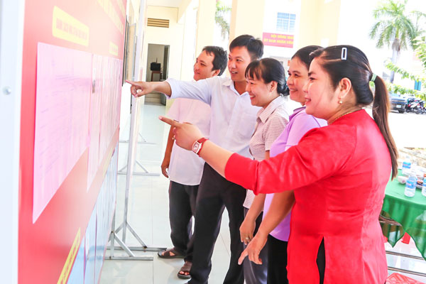 Cử tri Khmer xem tiểu sử tóm tắt của ứng cử viên đại biểu Quốc hội và đại biểu HĐND các cấp nhiệm kỳ 2026-2031.

