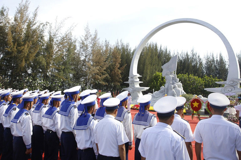 Cán bộ, chiến sĩ Vùng 4 Hải quân dâng hương tại Khu tưởng niệm chiến sĩ Gạc Ma.
