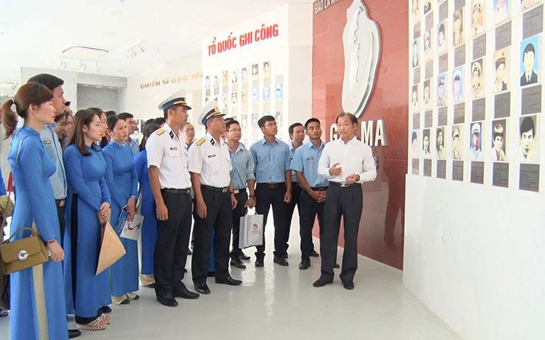 Tham quan Khu tưởng niệm Gạc Ma.
