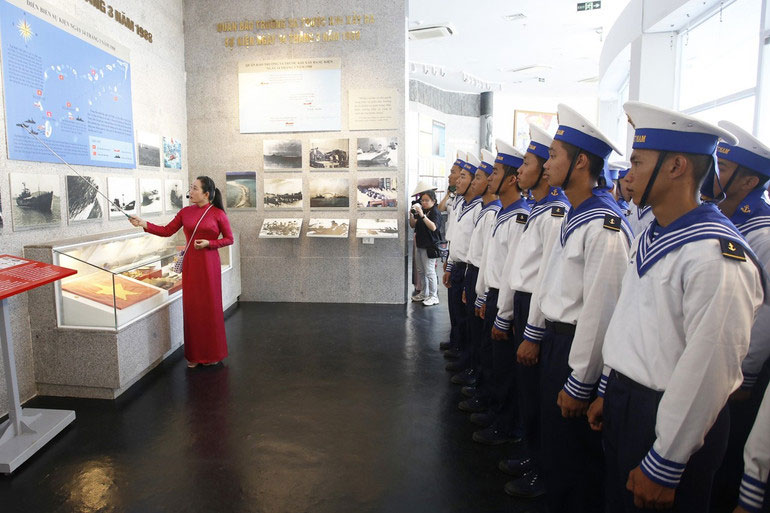 Cán bộ đoàn viên tham quan tại Khu tưởng niệm chiến sĩ Gạc Ma.
