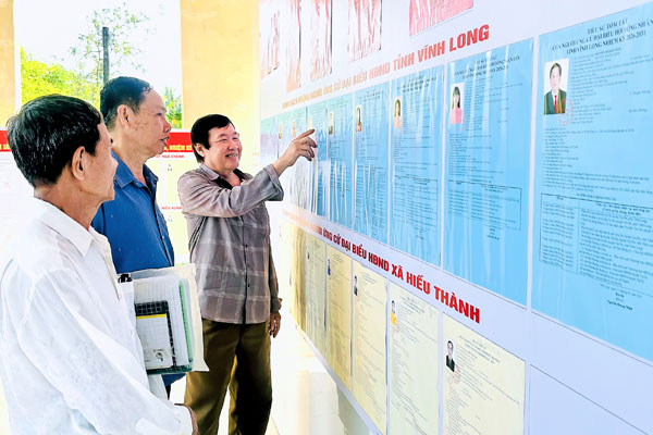 Cử tri nghiêm túc, trách nhiệm, tìm hiểu tiểu sử để lựa chọn được những người xứng đáng đại diện cho ý chí và nguyện vọng của Nhân dân.

