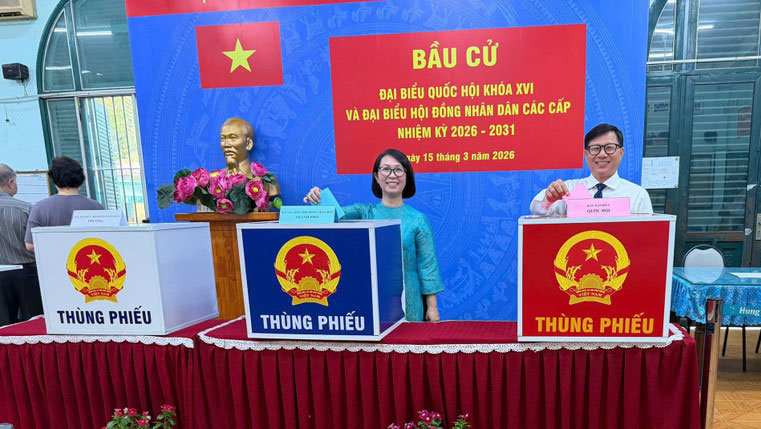 Ông Đinh Hoàng Hà và vợ Nguyễn Ngọc Minh (kiều bào Singapore) tham gia bỏ phiếu bầu cử tại điểm bầu cử phường Chợ Lớn, Thành phố Hồ Chí Minh.
