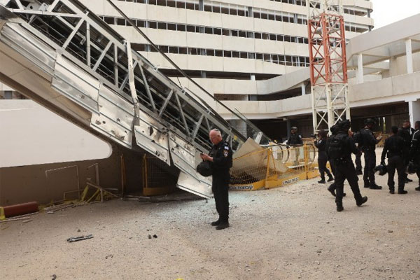 Công trình bị hư hại sau vụ tấn công tên lửa tại Tel Aviv, Israel. (Ảnh: THX/TTXVN)
