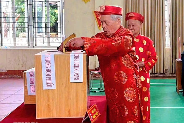 Các cụ cao niên phường Nếnh, Bắc Ninh, tham gia bầu cử. Ảnh: TTXVN

