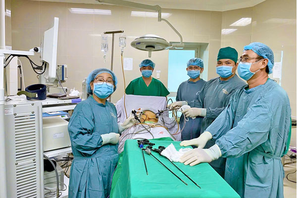 BS Nhật Phi (thứ 2, bên phải) cùng ê kíp phẫu thuật thành công bóc khối u mạc treo khổng lồ cho bệnh nhân.

