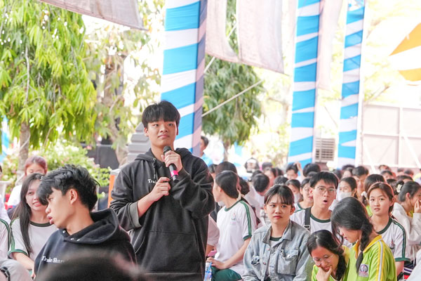 Học sinh đặt câu hỏi trực tiếp với chuyên gia để được giải đáp những vấn đề về tuyển sinh.

