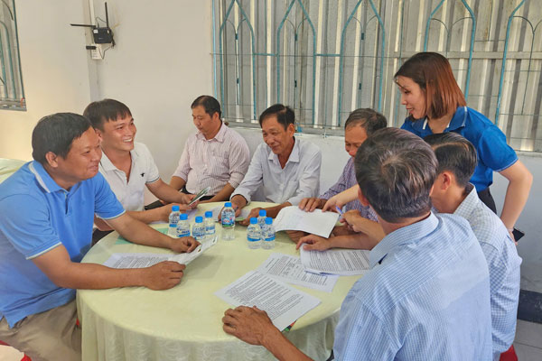 Thời gian qua, hệ thống nhân viên thu BHXH, BHYT của tổ chức dịch vụ thu đưa chính sách BHXH đến với đông đảo người dân.

