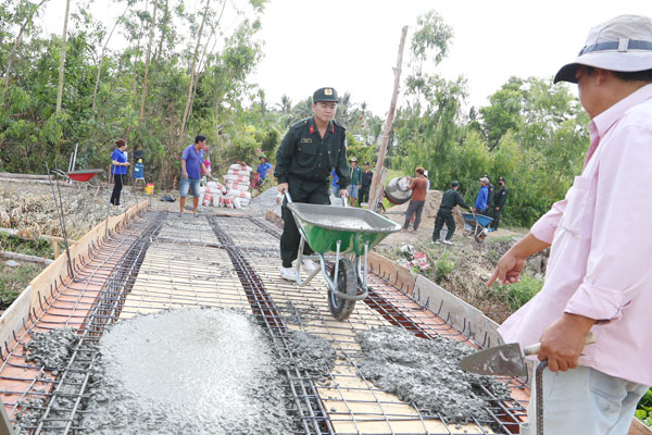 Đoàn viên, thanh niên xã Hưng Mỹ tham gia xây dựng cầu nông thôn tại ấp Phước Hảo.