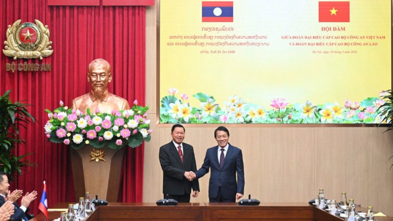 Bộ trưởng Lương Tam Quang và Bộ trưởng Vanthong Kongmany.