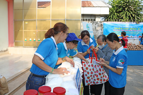 Người dân đến với “Phiên chợ nhân ái”.

