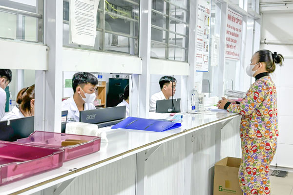 Người dân đăng ký khám chữa bệnh
tại Bệnh viện Nguyễn Đình Chiểu.
