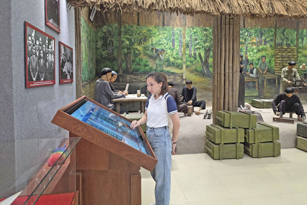 Cần quan tâm giáo dục chính trị tư tưởng, truyền cảm hứng bởi những giá trị tốt đẹp của văn hóa Việt Nam. Trong ảnh: Du khách tham quan, tìm hiểu tại Khu lưu niệm Giáo sư, Viện sĩ Trần Đại Nghĩa.

