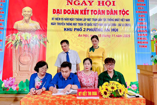 Võ Đức Anh tham gia ký kết giao ước thi đua trong Ngày hội Đại đoàn kết toàn dân của phường An Hội. Ảnh: THÀNH LẬP