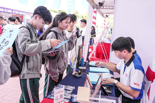 Các gian hàng tư vấn thu hút đông đảo học sinh tham gia tìm hiểu.