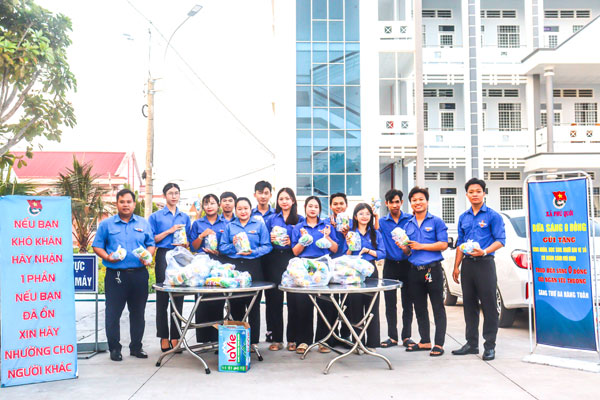 Nụ cười rạng rỡ của bạn trẻ khi tham gia chương trình “Bữa sáng 0 đồng” ý nghĩa.

