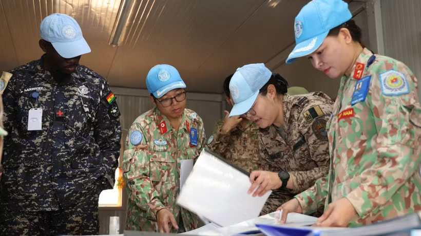 Thiếu tá, Bác sĩ, Tiến sĩ Trần Đức Tài, Giám đốc Bệnh viện cấp 2 số 7, Chủ tịch Hội đồng kiểm tra nội bộ về phòng, chống hành vi khai thác và lạm dụng tình dục cùng các thành viên Hội đồng kiểm tra toàn diện tại các đơn vị đóng quân trên địa bàn Bentiu. (Ảnh: TIẾN PHÚC)