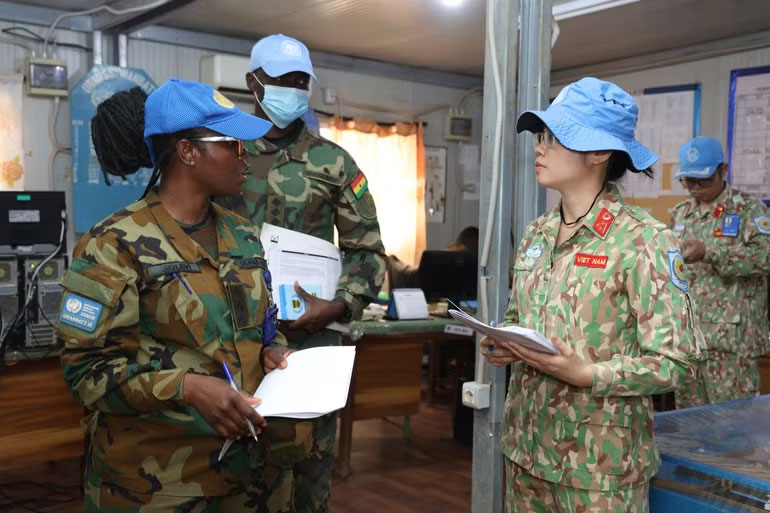 Đại úy Phạm Ngọc Anh (người bên phải) - Cán bộ của Bệnh viện dã chiến cấp 2 số 7 (người được đào tạo chuyên sâu và cấp chứng chỉ quốc tế về công tác giới trong hoạt động gìn giữ hòa bình) tham gia đoàn kiểm tra tại các đơn vị. (Ảnh: TIẾN PHÚC)