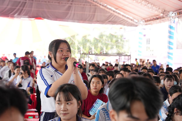 Học sinh đặt câu hỏi về chọn ngành, xét tuyển năm 2026.

