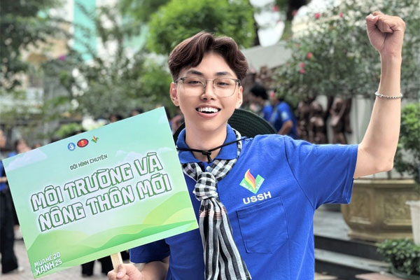 Nguyễn Văn Hùng tham gia đội hình môi trường trong chiến dịch Mùa hè xanh - Ảnh: NVCC