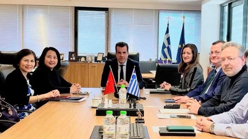 Cuộc gặp và làm việc giữa Đại sứ Việt Nam tại Hy Lạp Phạm Thị Thu Hương và Bộ trưởng Di trú và Tỵ nạn Hy Lạp Athanasios Plevris. (Ảnh: Đại sứ quán Việt Nam tại Hy Lạp)
