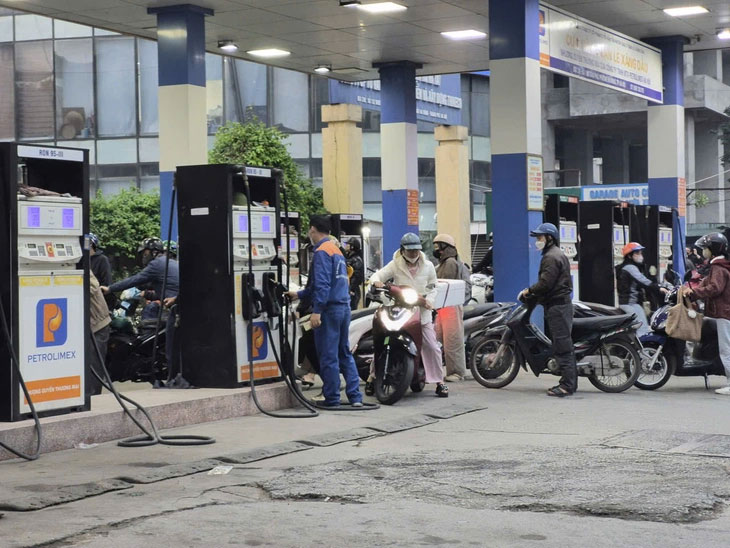 Giá xăng dầu được điều chỉnh hai phiên liên tiếp. Trong ảnh người dân đi đổ xăng tại một cửa hàng ở Hà Nội vào chiều 11/3 - Ảnh: NGỌC AN