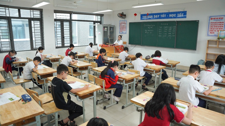 Đẩy mạnh giảng dạy bằng tiếng Anh, từng bước triển khai dạy học các môn bằng tiếng Anh trong nhà trường.

