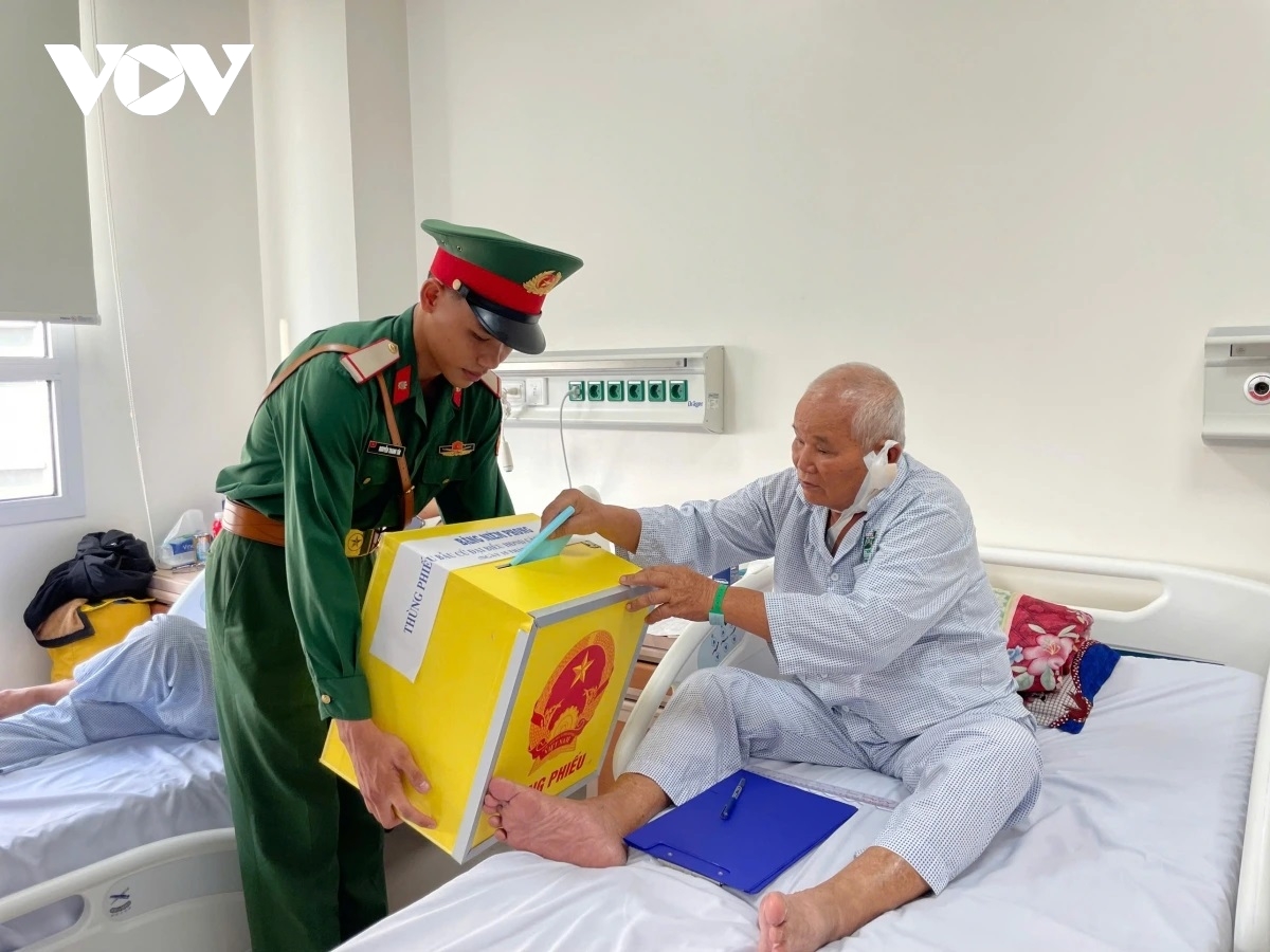 Tính nhân văn của ngày hội non sông còn được thể hiện rõ nét tại khu vực bỏ phiếu số 055 (Bệnh viện Quân y 175). Nơi đây có 2.011 cử tri, gồm 1.883 cán bộ nhân viên, 20 bác sĩ luân khoa từ Học viện Quân y và 108 bệnh nhân đang điều trị. Để đảm bảo quyền lợi cho người bệnh, tổ bầu cử đã linh động mang thùng phiếu lưu động đến tận các khoa lâm sàng.