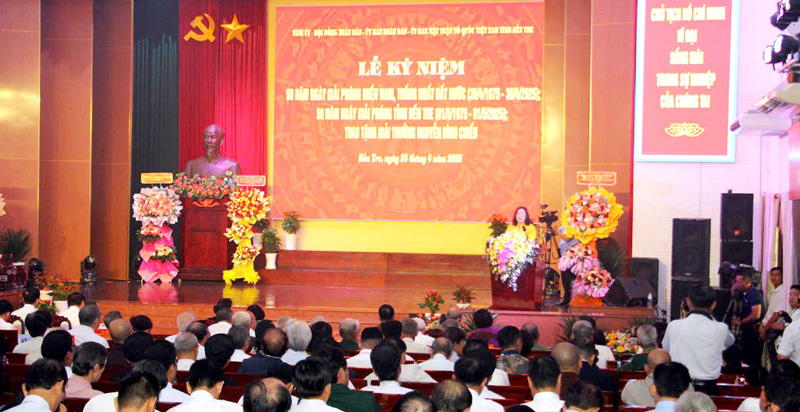 Lễ kỷ niệm được tổ chức long trọng, trong không khí hào hùng của những ngày tháng Tư lịch sử.