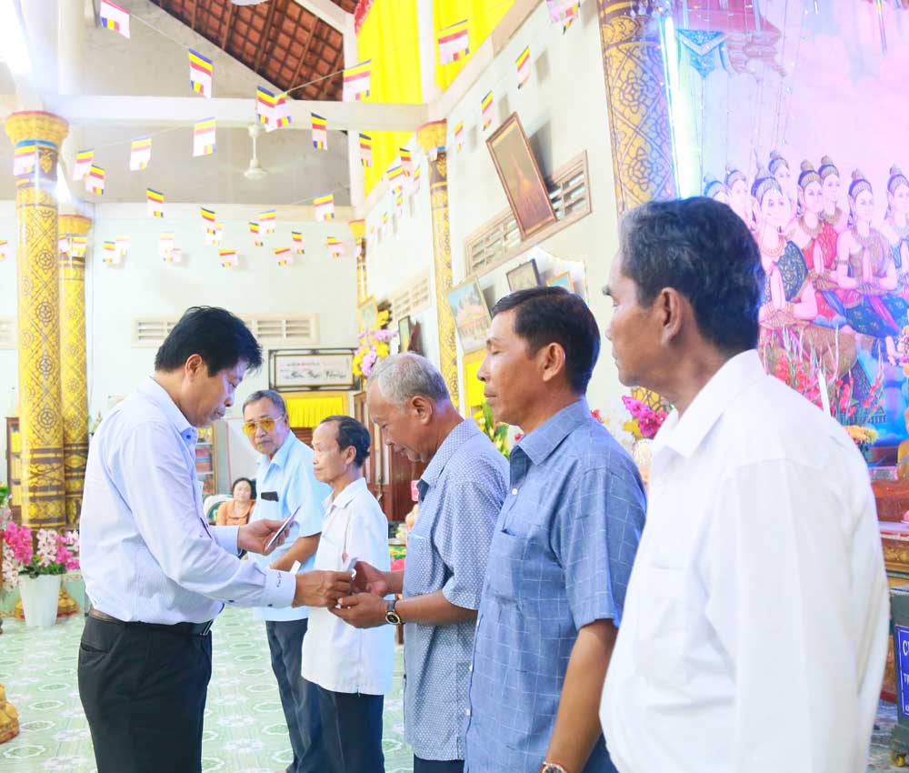 Lãnh đạo huyện Vũng Liêm tặng quà cho người người có uy tín.