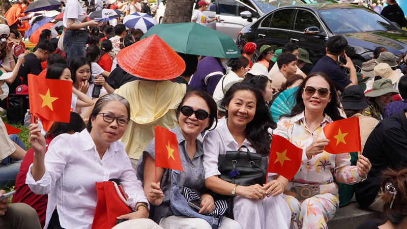 Người dân khắp nơi nô nức đến xem sơ duyệt diễu binh, diễu hành
