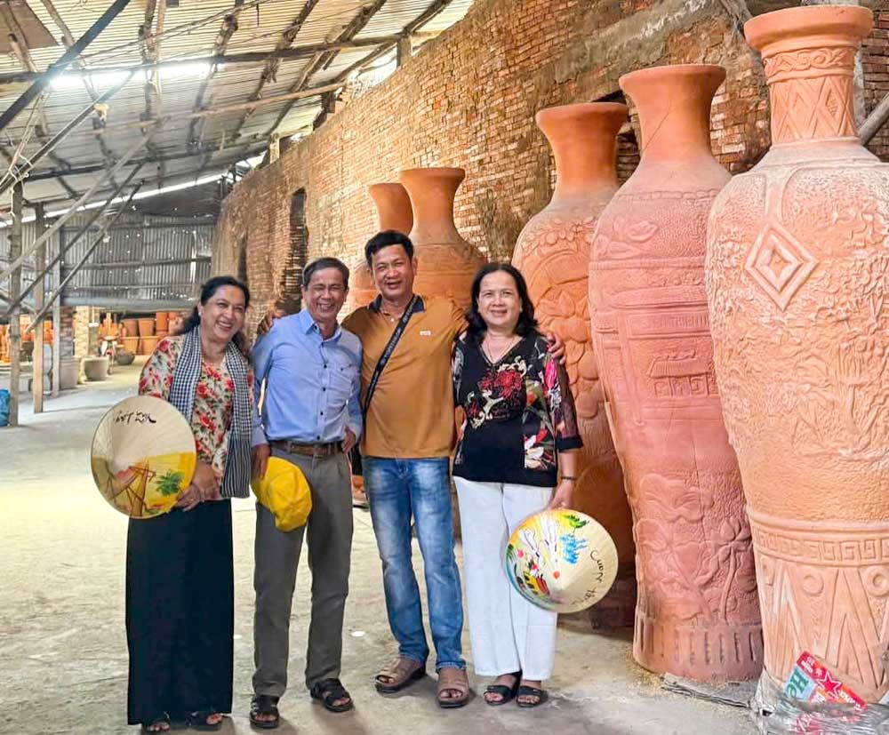 Làng nghề gạch gốm Mang Thít là một trong những điểm đến độc đáo mà tỉnh đẩy mạnh quảng bá.
