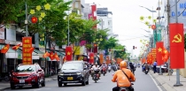 Phố phường rợp bóng cờ đỏ sao vàng